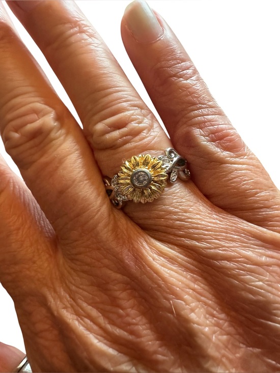 Jewelry - Mixed Metal Silver and Gold Flower Ring